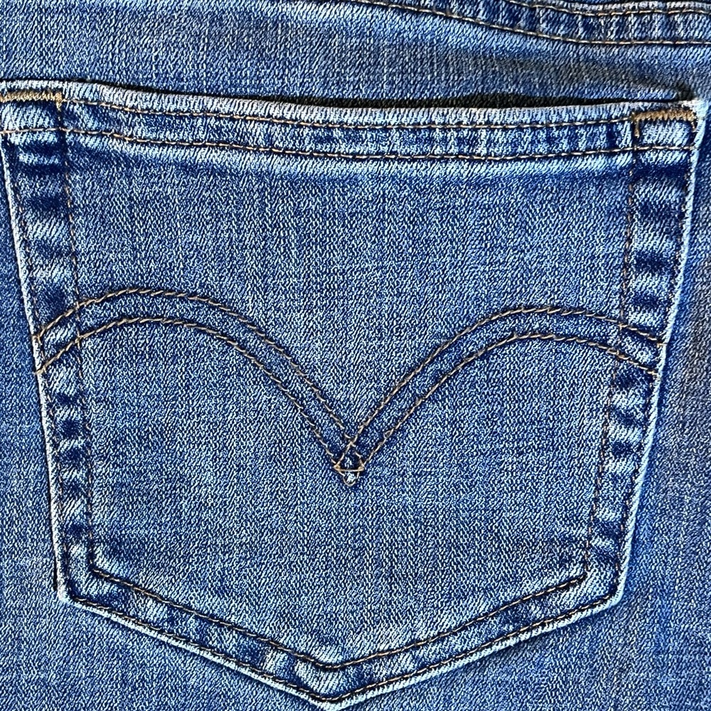 Women's Levi's Mid-Length Denim Shorts - Picture 7 of 7